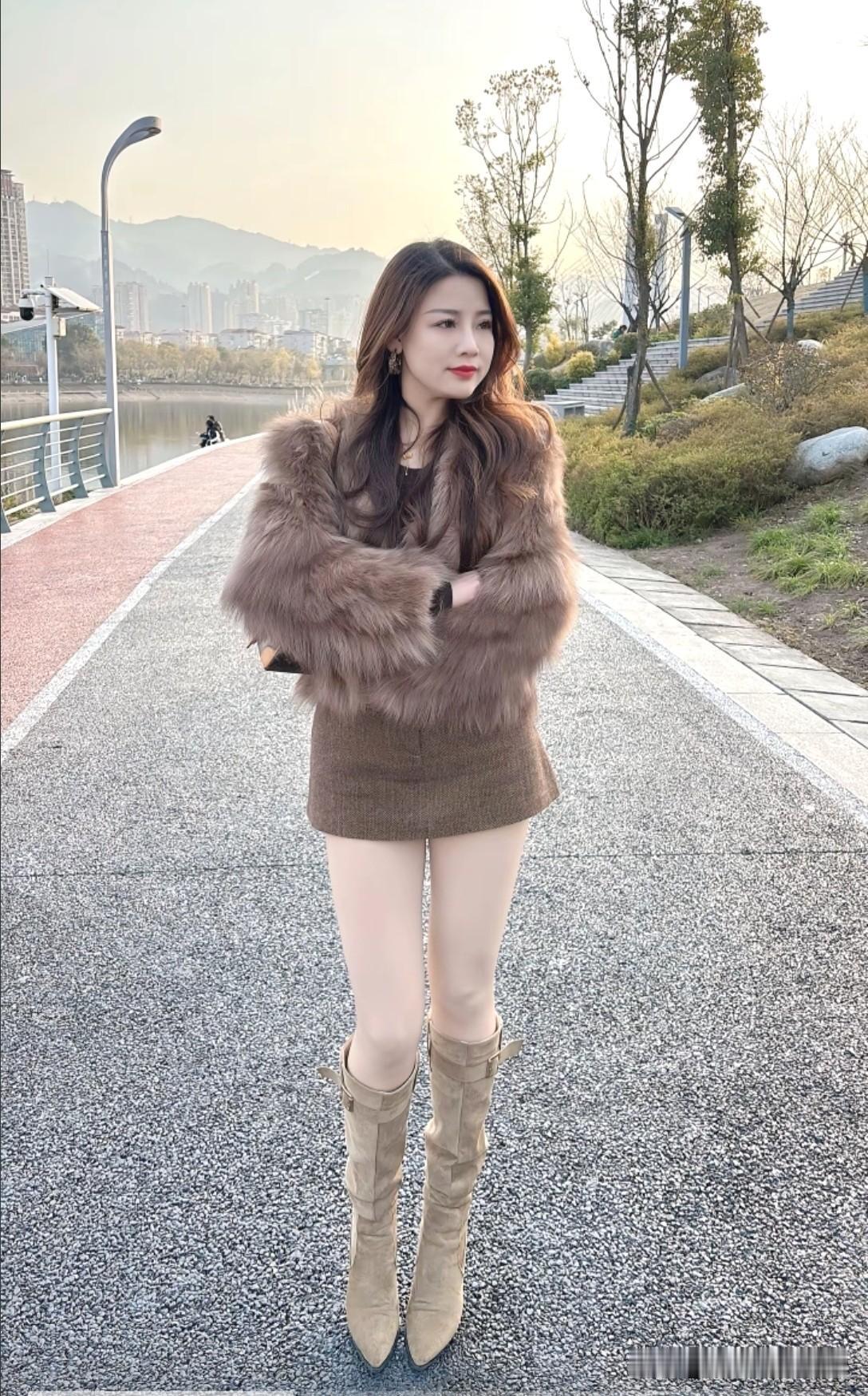 冬日暖阳下，毛绒外套与靴子的完美搭配，尽显时尚与温暖