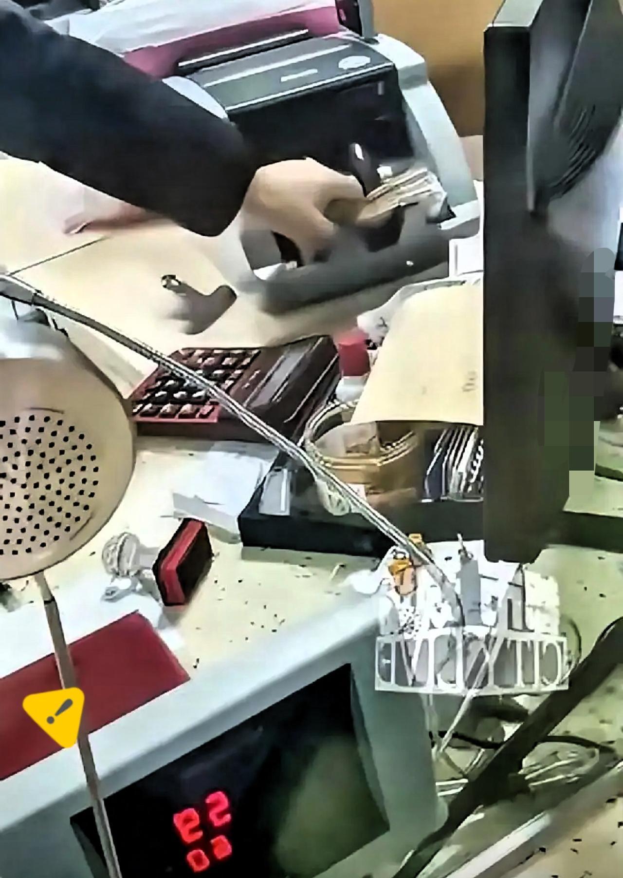 湖南娄底这事儿，看得我头皮发麻。为了区区5块钱，银行柜员当着客户的面，把掉出来