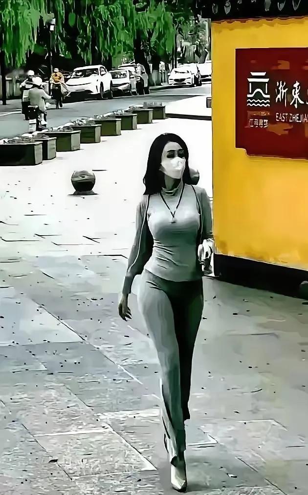杭州街头一段18秒视频火出圈，视频里姑娘步态似慢镜头，被网友称为“人类高质量步行