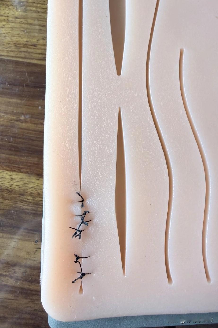 妹妹在医学院最近一直在学缝合就目前这个技术还要多久才能站在手术台上？