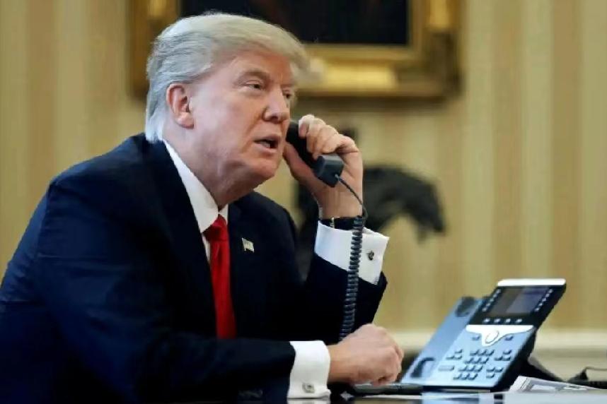 昨晚，特朗普写道:“我刚与中方进行了一次电话交谈，我们讨论了贸易，军事及4月的访