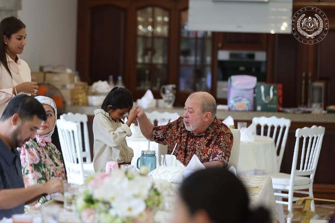 马来西亚王室🇲🇾8月14日，马来西亚王后扎丽思.索菲亚66岁生日快乐。[蛋