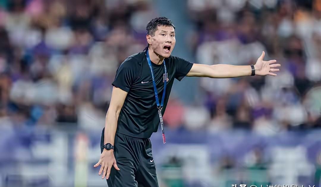 邵佳一上任了，没搞花架子，直接换血。老将靠边，00后上场，教练组平均年龄不到四