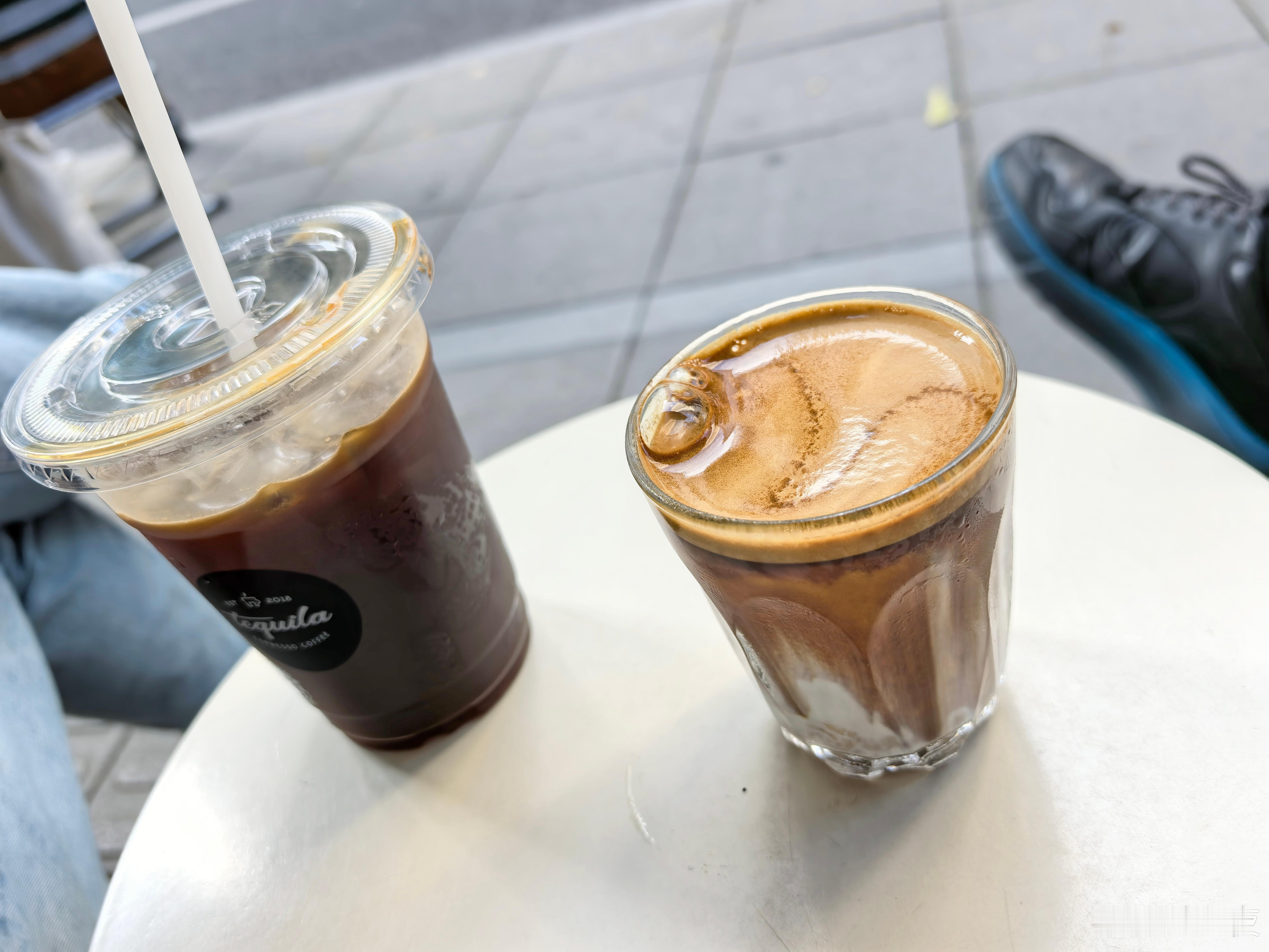 就是尽量只有茶和奶的成分。或者简单点，直接喝美式咖啡吧。阳光灿烂的周末，和马路咖