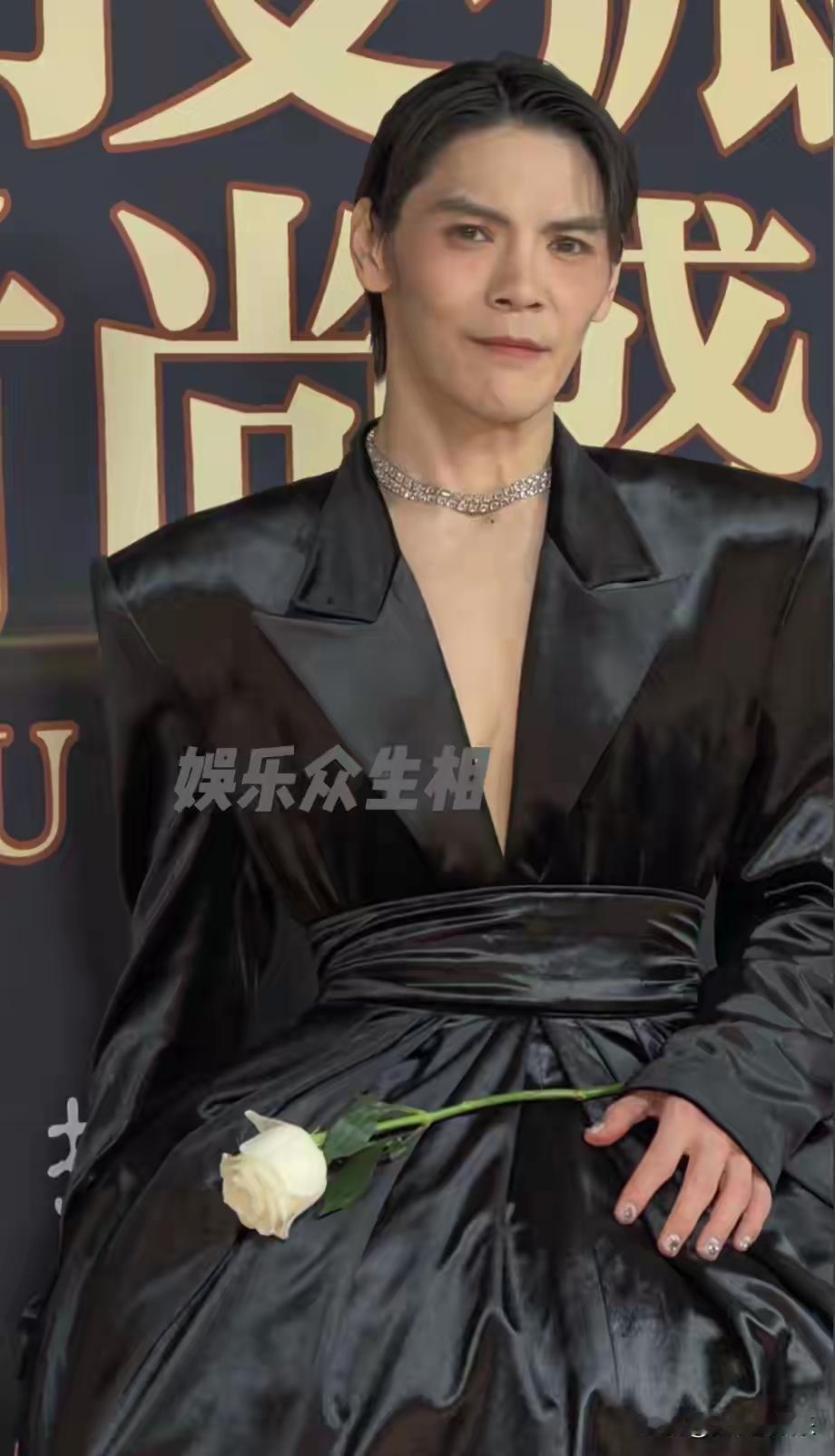 不比不知道，一比吓一跳。同样身为男人，一个身姿挺拔，尽显阳刚硬朗；一个浓妆艳抹