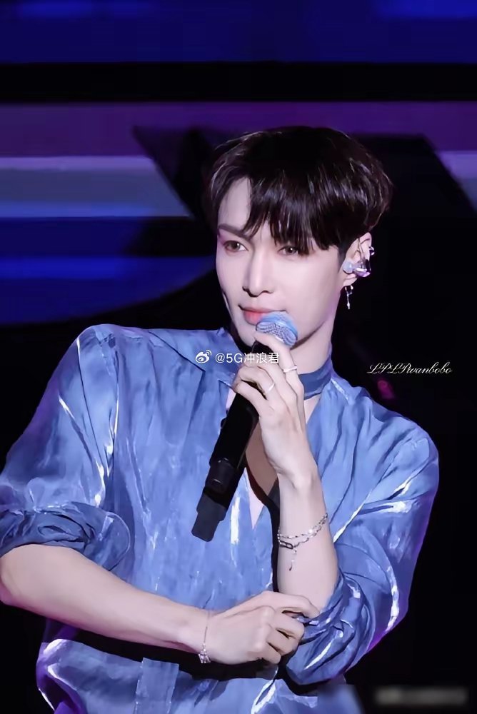 别再说他是“体制内”演员了。张艺兴和国话的关系，根本不是你想的那样。2021年底