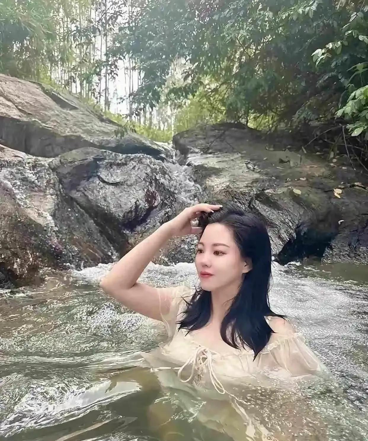 水深天热复成汤，此外何处能清凉。妙龄少女河中游，人间胜景你来留！