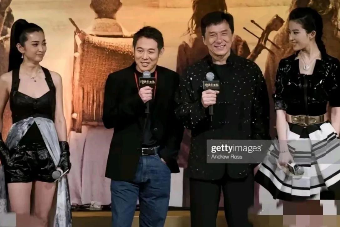 感觉成龙就够矮了，没想到李连杰比成龙还矮一大截！成龙的官方身高居然是174，一定