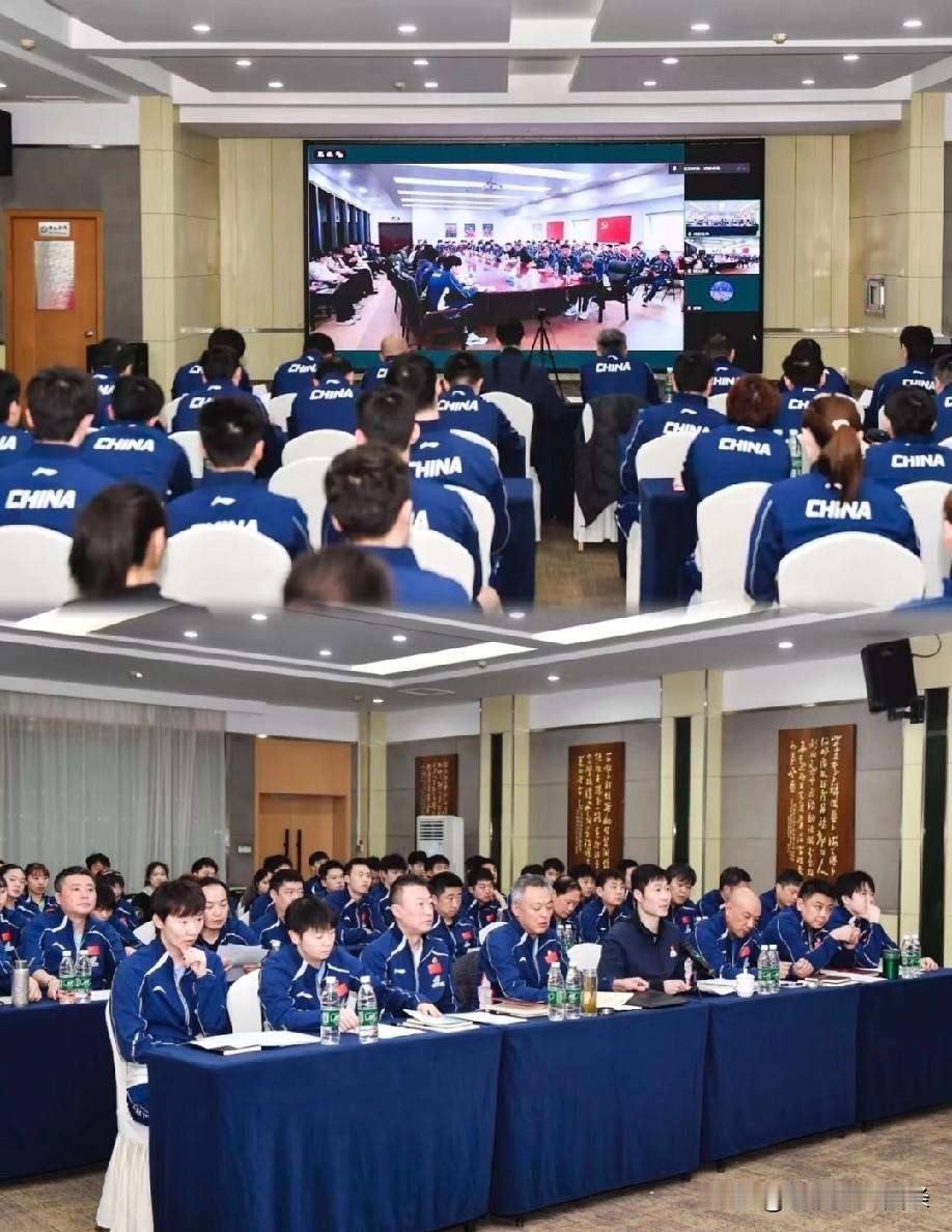 国乒在封训时的学习，看样子是北京、成都两地连线，应该是党员学习日。视频连线的地方