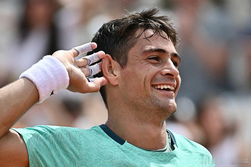 纳沃内淘汰阿利亚西姆💣ATP1000罗马大师赛第二轮，阿根廷选手纳沃内以7-