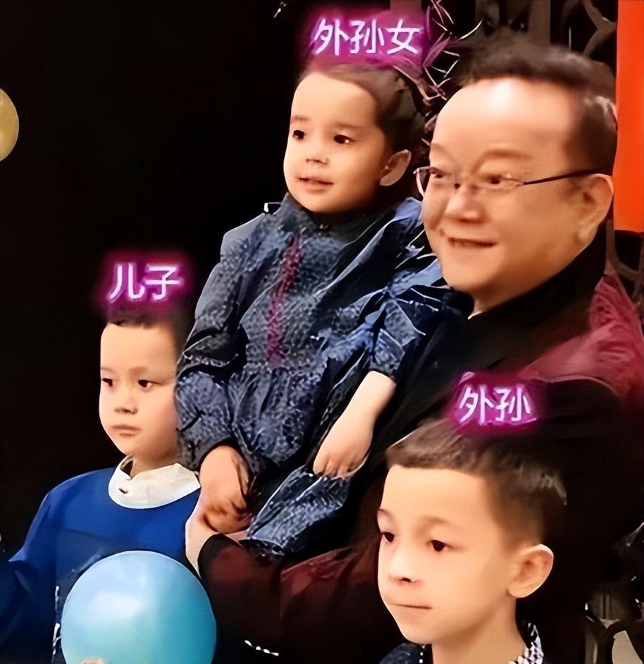 🌞2006年，58岁的王刚三婚娶了小他20岁的郑艳东。新婚之夜，王刚对郑艳