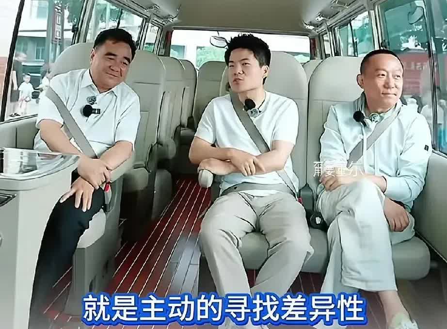 你见过最“装”的外向吗？董宇辉把这事演明白了。他身子挺松弛，但胳膊一直抱着，