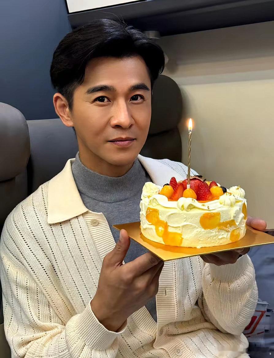 昨天，乔振宇47岁了！庆生现场照在粉丝群里刷屏。​​​​​​​​​他穿着简单保暖