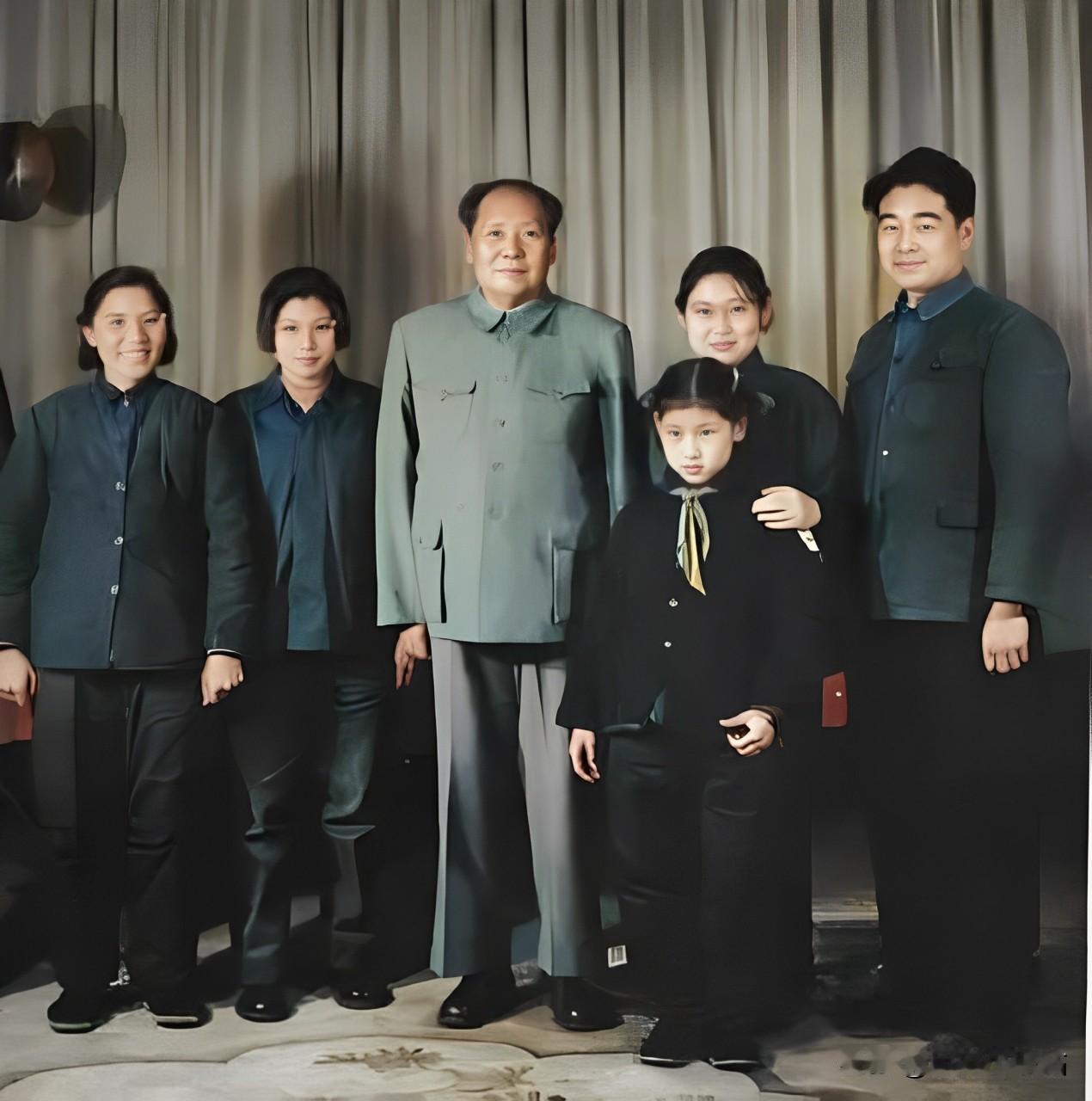 这张毛主席70大寿合影拍摄于1963年12月26日，中南海丰泽园菊香书屋，恰逢其