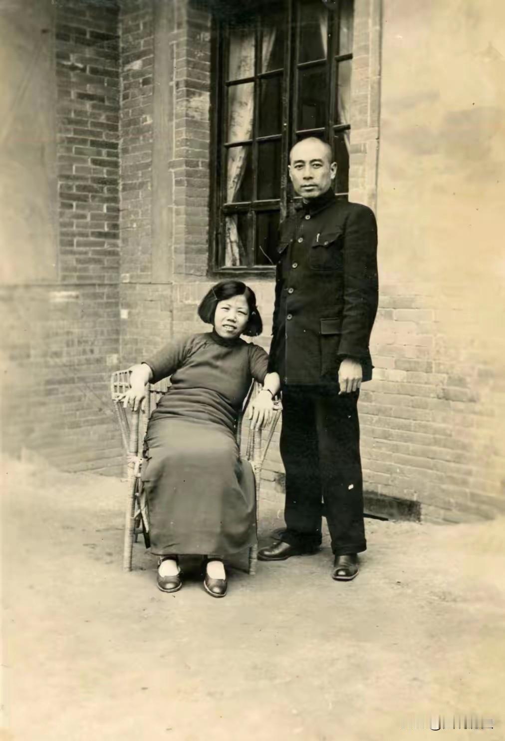 这张珍贵合影拍摄于1938年，此时正值日寇侵犯，身为当时的中共中央长江局副书记、