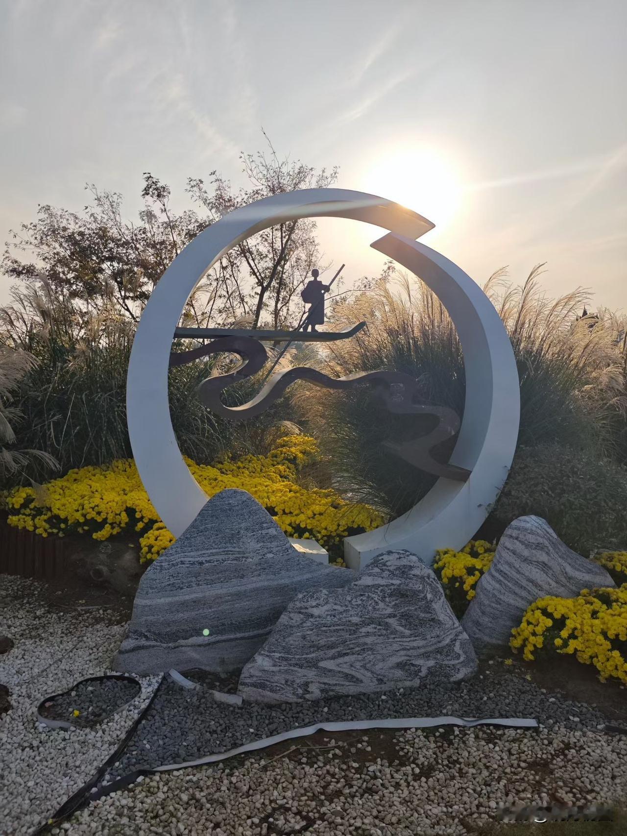 终于知道为什么现在的人喜欢闺女不喜欢儿子了。舅舅家的表弟订婚了，小夫妻俩自己