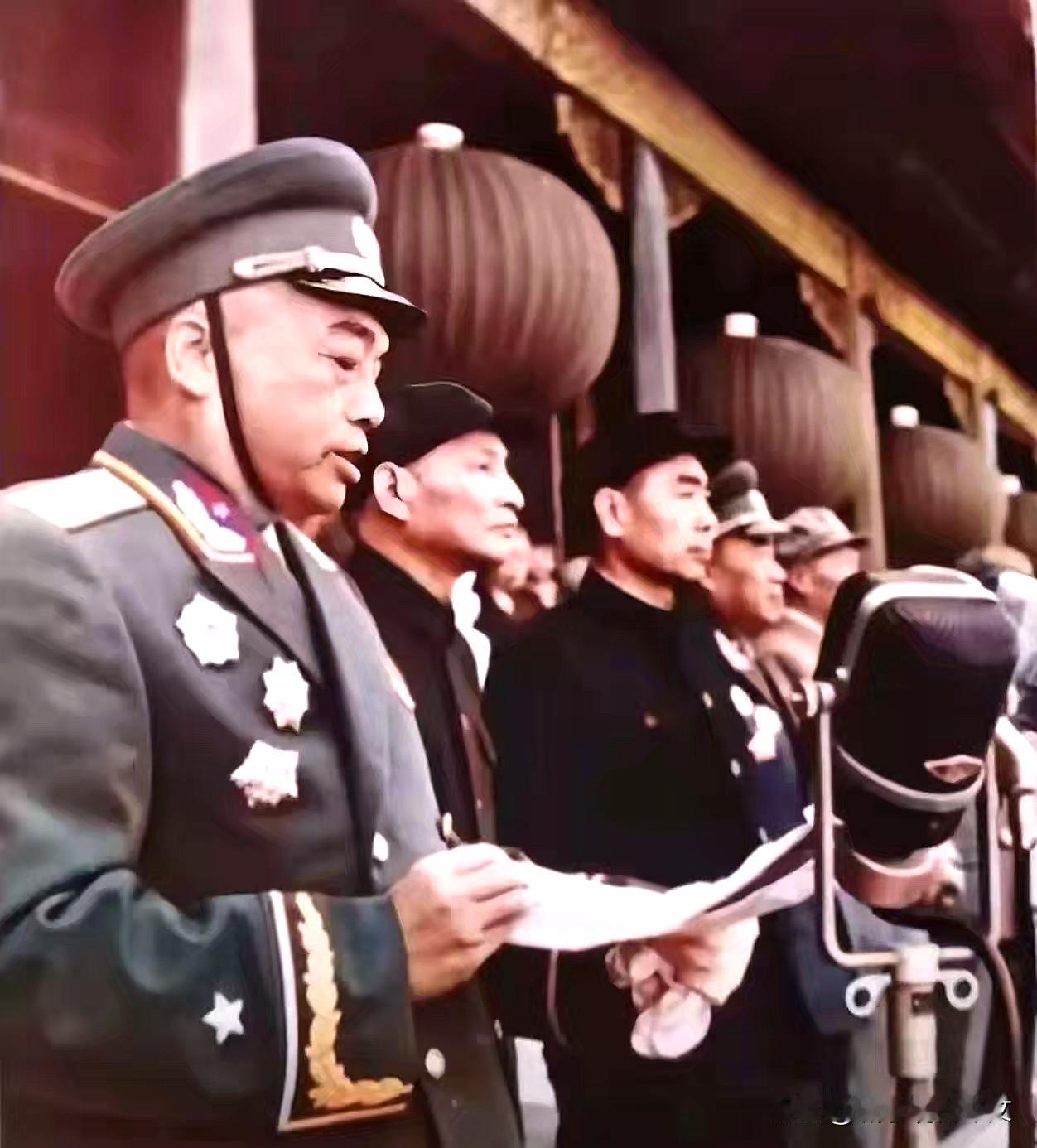 难得一见的老照片70年前阅兵现场珍贵瞬间1955年10月1日，北京天安门广场