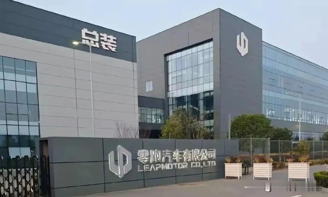 五年前，新势力求着央企给产能、给资质。现在反过来了。一汽拿着37亿，请零跑入股。零跑把平台给一汽用，