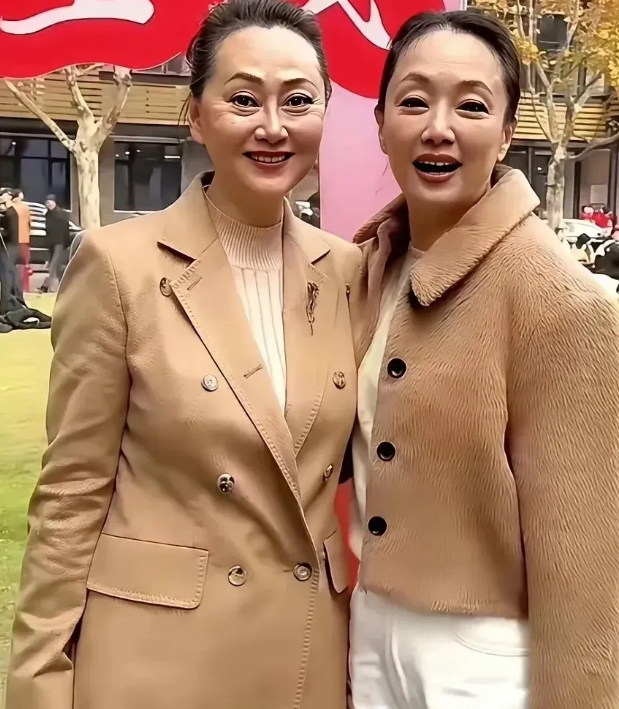 一张两位老戏骨在上戏校园的合影曝光两人都穿着驼色系外套，气质依旧优雅，可眼角、