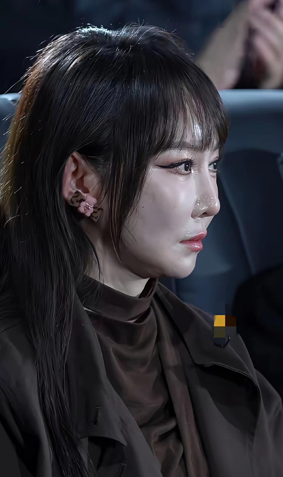 哇哦！这就是舞台上常被称作是“神婆”，而台下则常被称为“玉女”或“女神”的萨顶顶