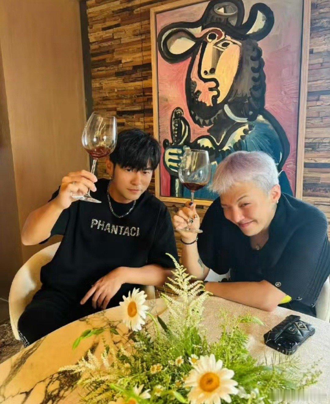 周杰伦和权志龙要合作了。。我的天，入股了权志龙的公司，华流开始掌控韩流了​​​