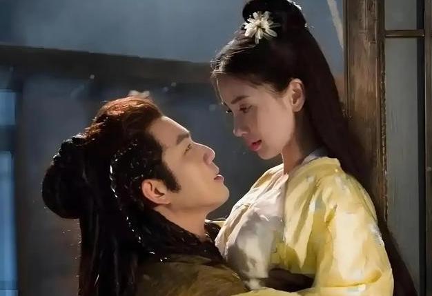 公元535年，高欢外出征战，14岁的长子高澄趁夜摸进庶母房间，只见对方面露潮红地