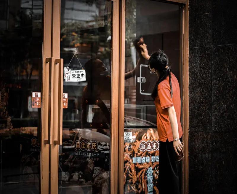 反转！月薪过万者竟是拼好饭主力军？“省钱不丢人”成新共识月薪过万的高收入人群