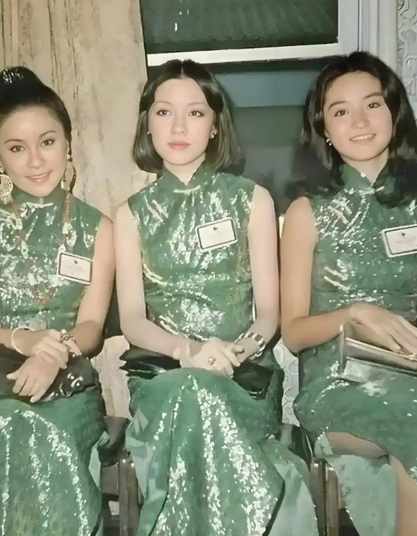 1977年，23岁的林青霞居然不敌她。三人合照中第一眼被牢牢吸引住的不是林青