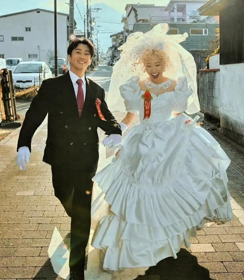 陈汉典再晒婚纱照，依旧复古风满满！有一说一，感觉陈汉典还是蛮帅的，虽然一直扮丑角