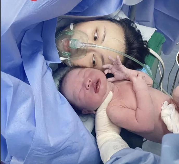 从“东方新人”到“流量宝妈”产房里的“拼命三娘”！45岁万蒂妮高龄拼二胎，产房