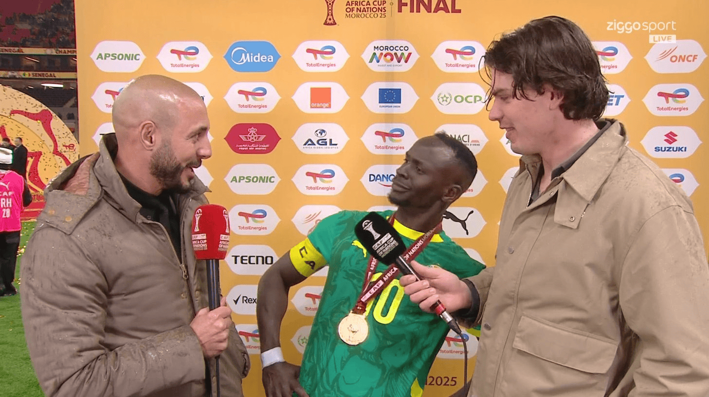 阿姆拉巴特赛后假扮记者采访马内, 马内发现后与他拥抱