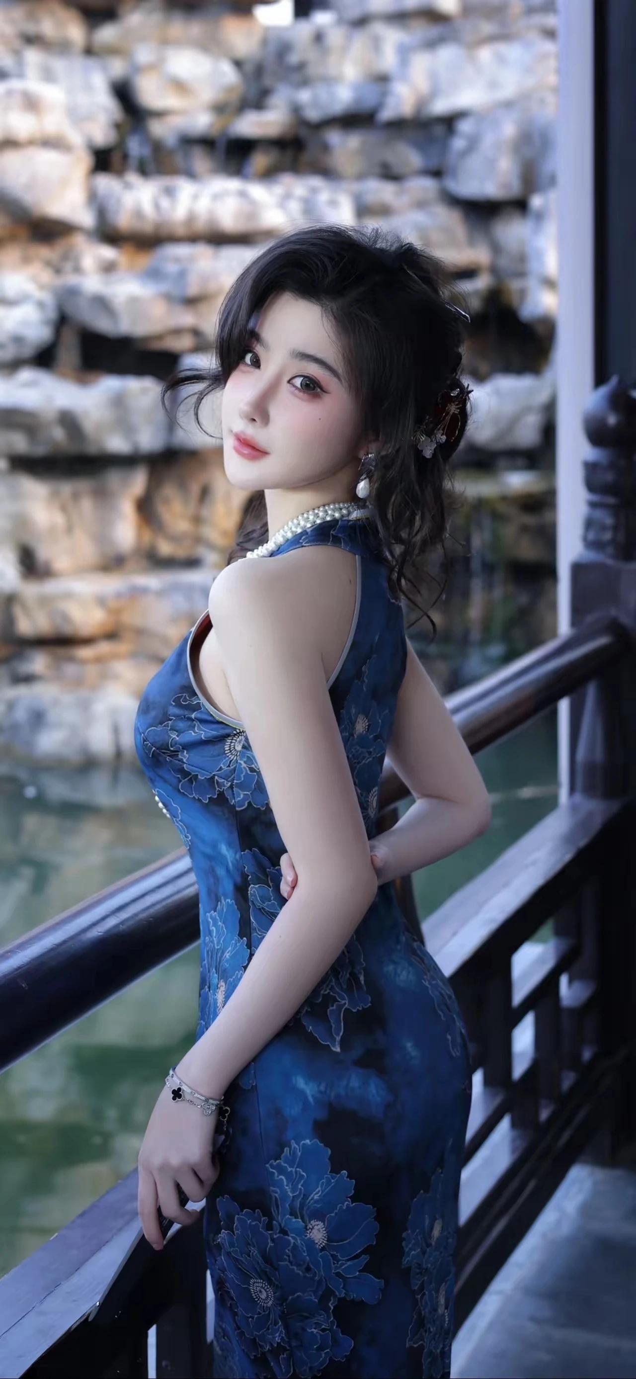 蓝色旗袍。风格独特。国风古韵，历史悠久。大家闺秀，小家碧玉。国色天香，国色