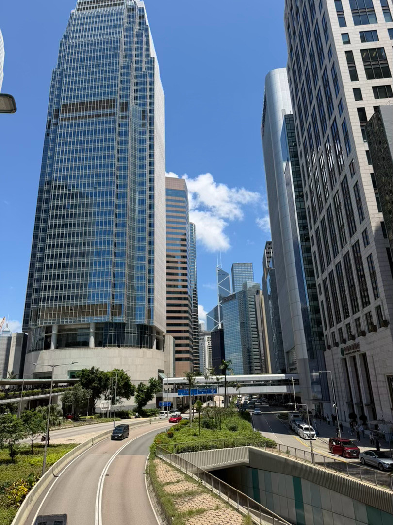 刚才在香港中环ifc的时候，买咖啡说普通话没人听的懂，我马上就开始说英文了，果然