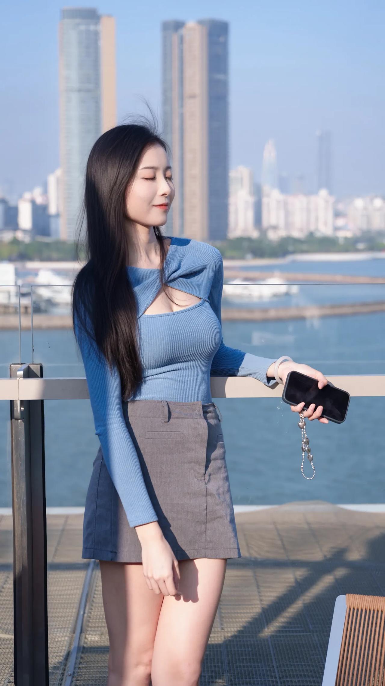 海风吹拂着蓝调针织衫的温柔，城市天际线成了最美的风景，这一刻的松弛感刚刚好