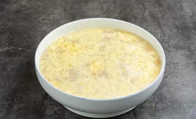 我最近几天的减肥餐开水冲鸡蛋​每天早上用水煮鸡蛋一个，再用开水冲鸡蛋一个