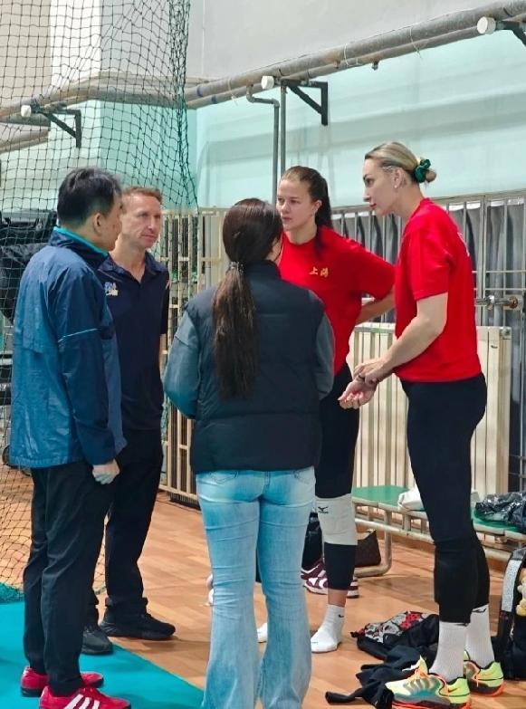 蔡斌教练上任上海女排外援靠边站！上海女排的外援沃龙科娃看上去是真高啊！看
