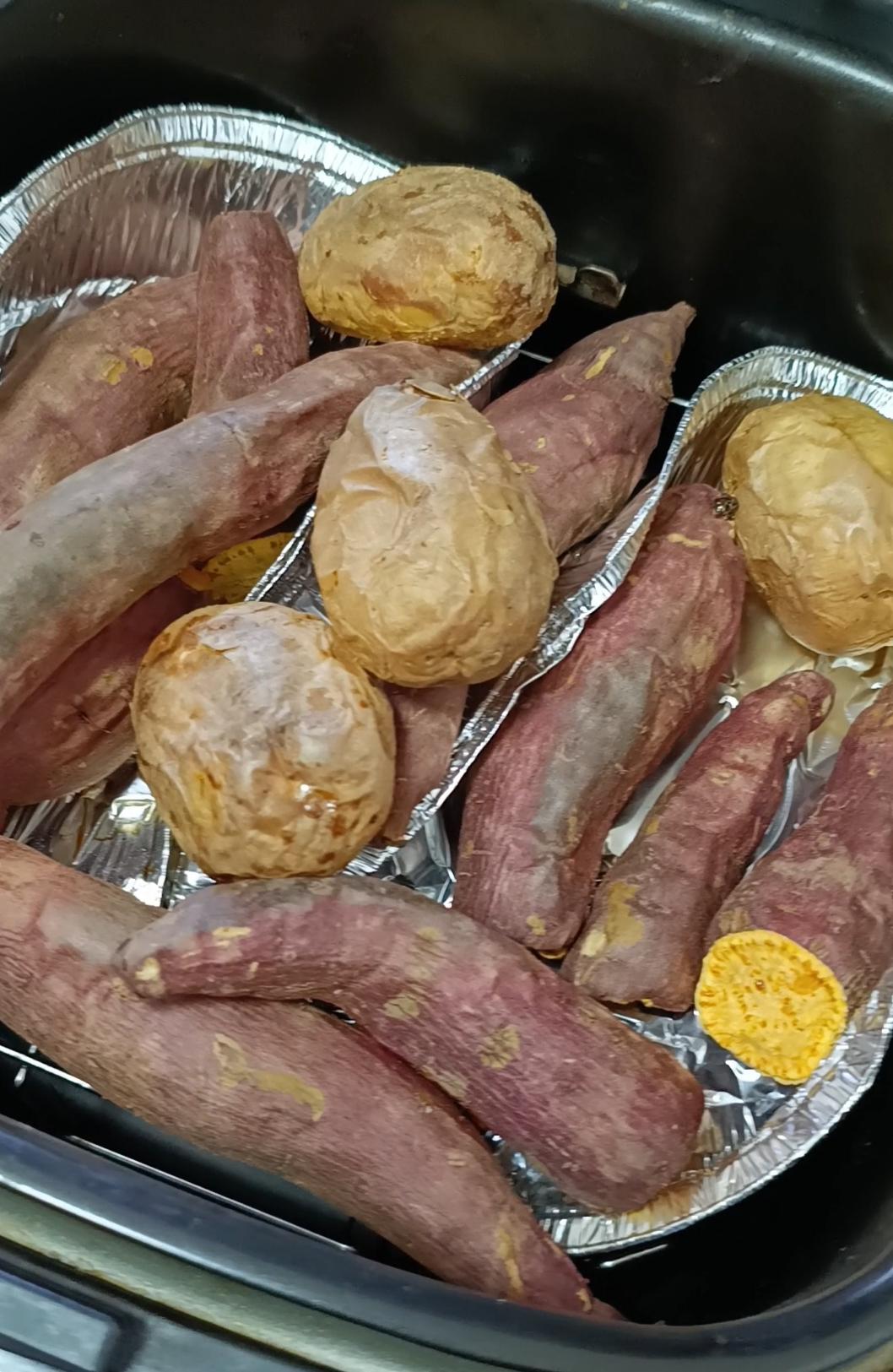 天气寒凉，烤几个土豆红薯暖暖胃。红薯软糯香甜，土豆粉糯绵软，香气扑鼻，实在是好吃