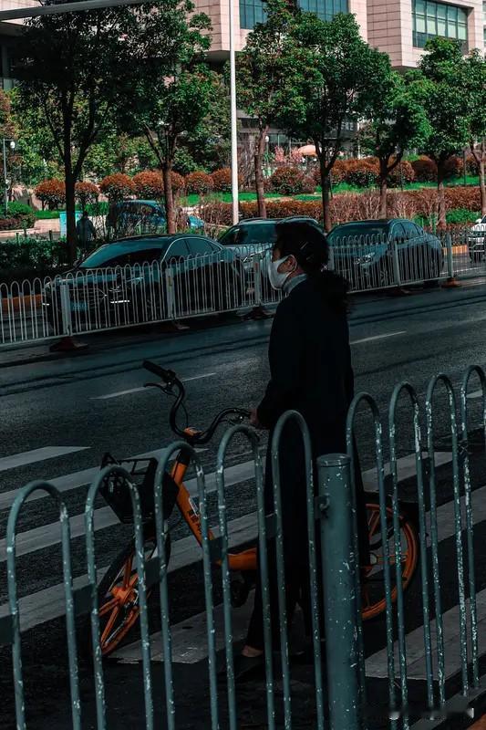 普通人来到这个社会的话，应该打10年8年的工，就要考虑做老板的事业了。因为你