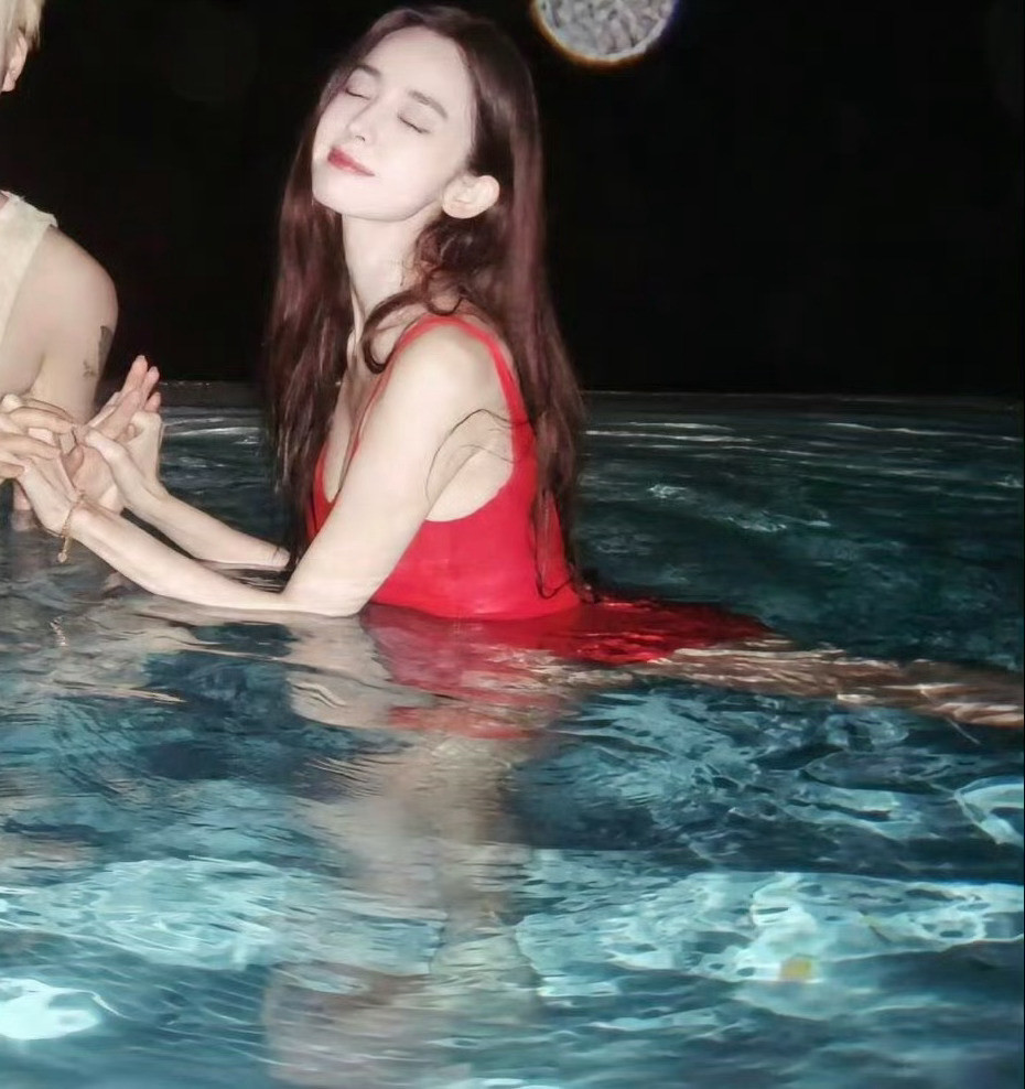 古力娜扎这套泳装性感紧致且肥美娜扎好震撼的腿