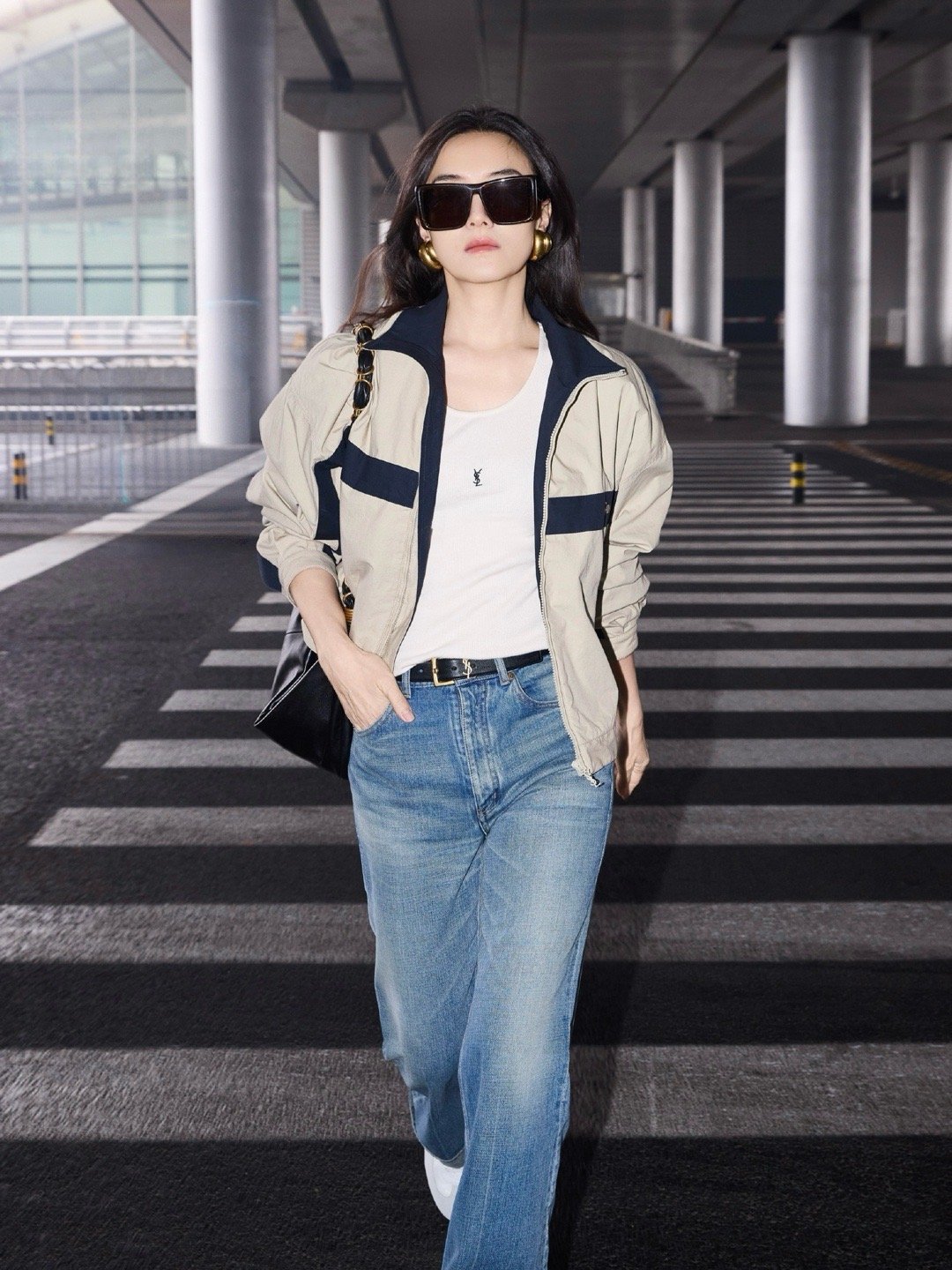 宋佳巴黎时装周出发路透宋佳出发这状态真的封神了，松弛自信慵懒随性，路透都能拍出