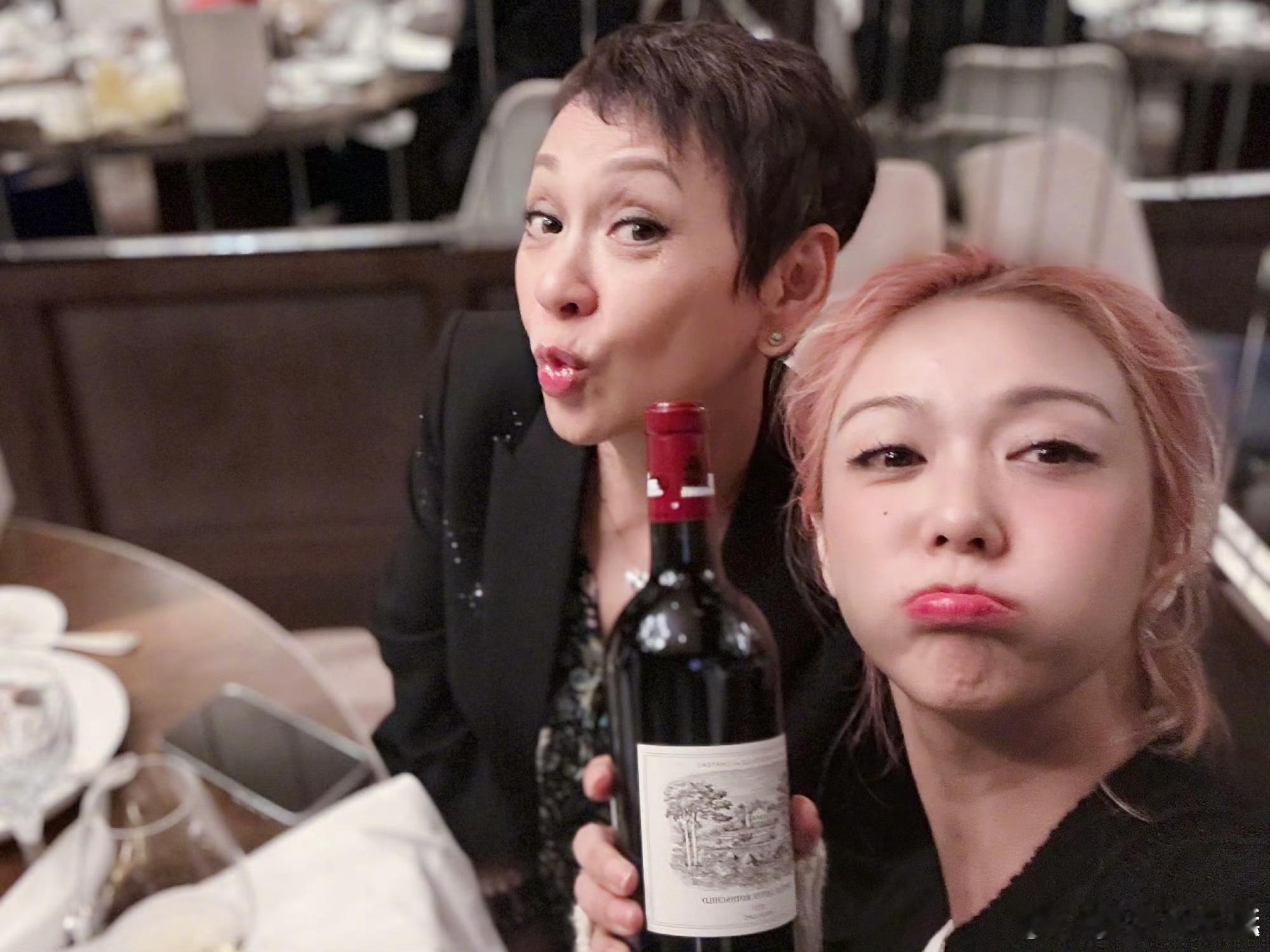 薛凯琪生日有家人有朋友陪伴，幸福美好❤️❤️❤️​​​