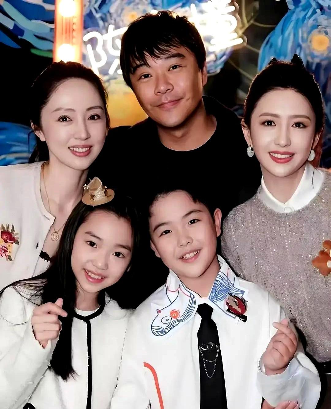 这基因真的没话说！佟丽娅儿子和董璇女儿，简直是复制粘贴。两个9岁的小孩，直接