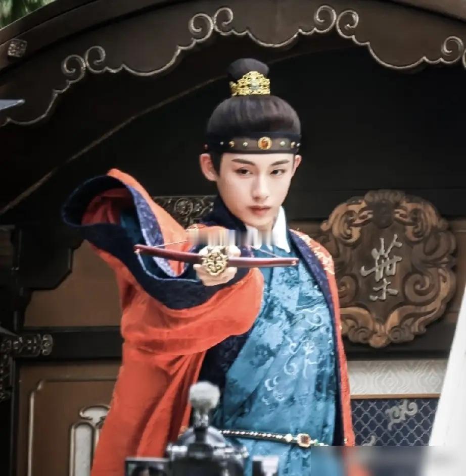 去舅舅剧组探个班，直接被导演抓去演戏，这泼天的富贵真是想挡都挡不住。说的就是董