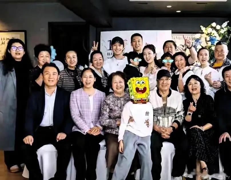 黄晓明亲戚家小孩办满月宴，他带着小海绵也去了，小家伙很活泼可爱嘛！