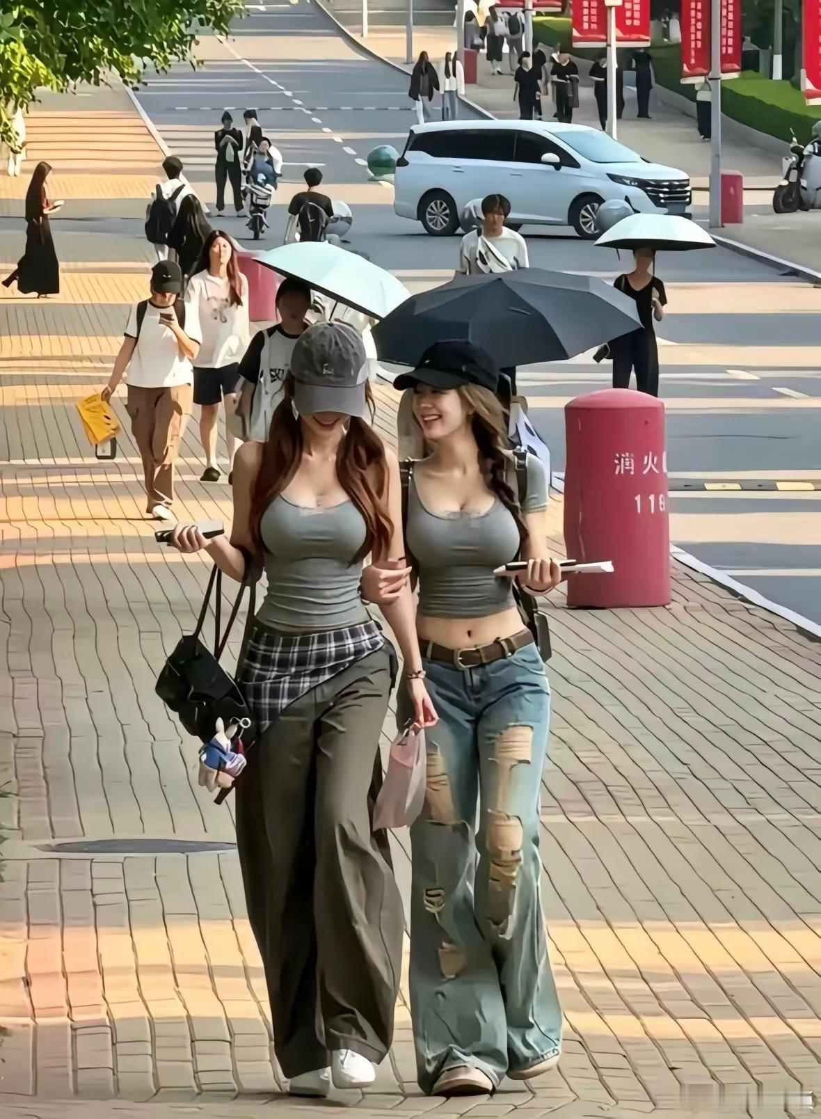 我一眼看出来他俩是双胞胎