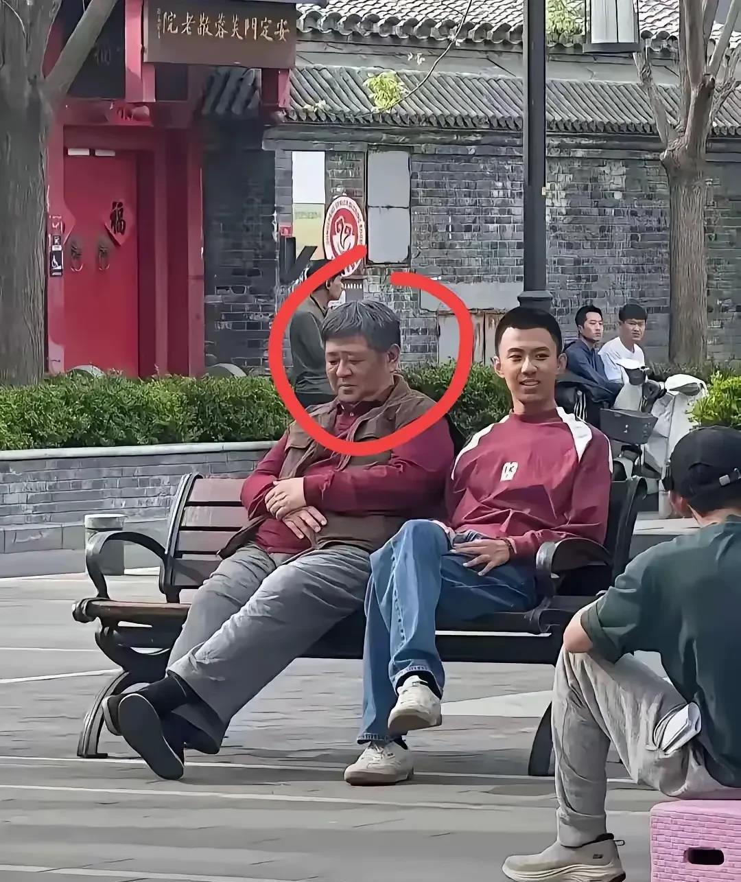 街上看到一个人怪面熟的，一时叫不上名字。