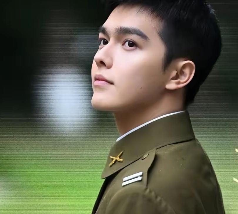 追剧《沉默的荣耀》剧中的一个小配角王浩歌饰演的司机小钱，既可恶又可爱。