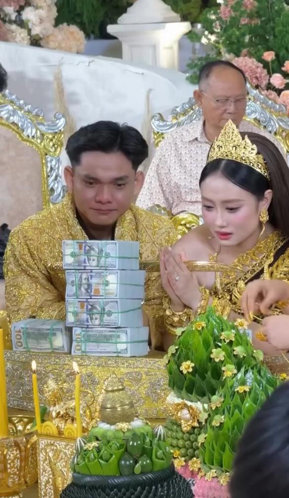 一场越南-柬埔寨婚礼上传统的柬埔寨“soyphum”结绳仪式。仪式上，宾客们纷