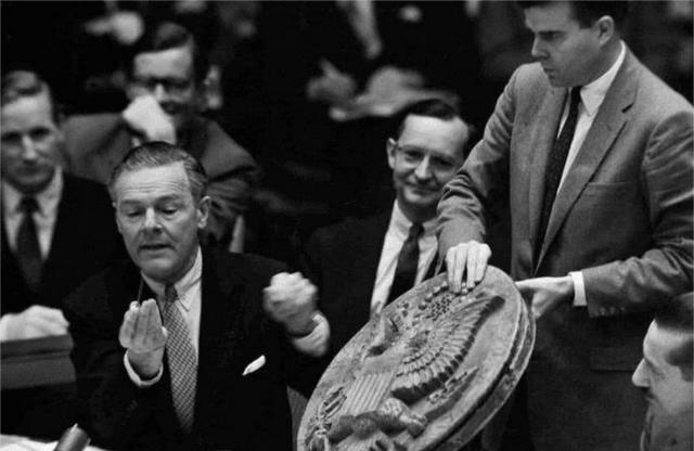 1945年，4名苏联少先队员，送给美国大使一个木制美国国徽，大使没想到，这竟是一