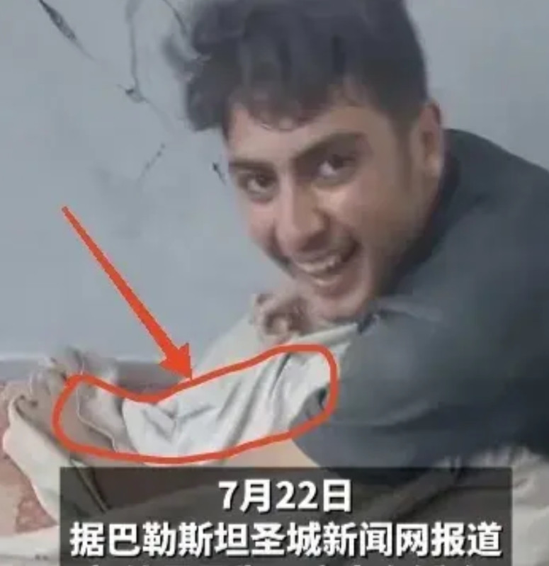 你可能猜不到这名加沙小伙为什么笑的如此开心真相让人落泪！因为他刚刚冒着生命危